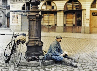 Een soldaat in Reims met zijn fiets, Frankrijk, 1 april 1917